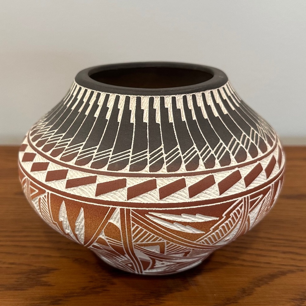 Native American Hand Crafted Art Pottery Signed Jr. D. Aragon NM 1992